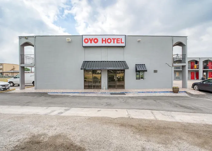 Oyo Hotel San Antonio Lackland Air Force Base West